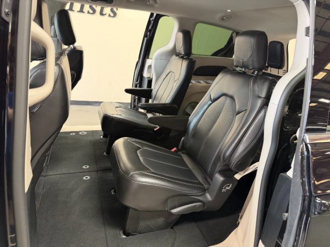Used 2024 Chrysler Pacifica Touring-L FWD image 18