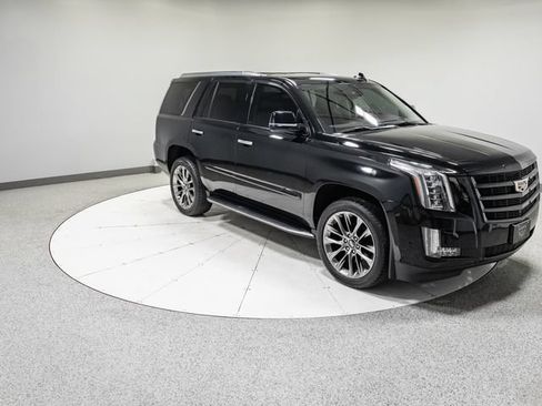 Used 2020 Cadillac Escalade Luxury w/ Escalade Sport Edition AWD/4WD image 32