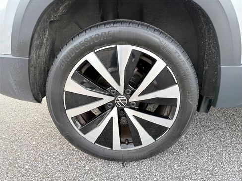 Used 2024 Volkswagen Taos SE FWD image 16