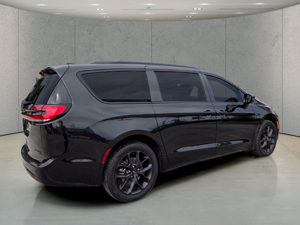Used 2023 Chrysler Pacifica Limited w/ S Appearance Package AWD/4WD image 5