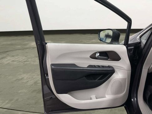 Used 2019 Chrysler Pacifica Touring-L Plus w/ Advanced Safetytec Group image 12