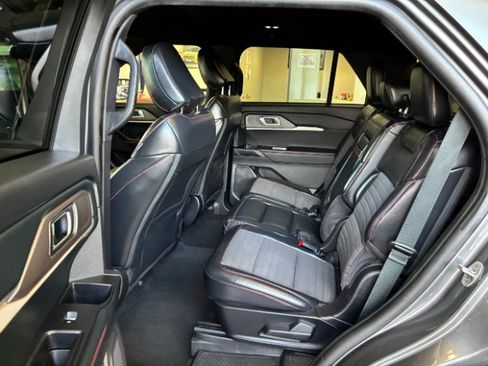 Used 2025 Ford Explorer ST-Line w/ ST-Line Street Pack AWD/4WD image 22