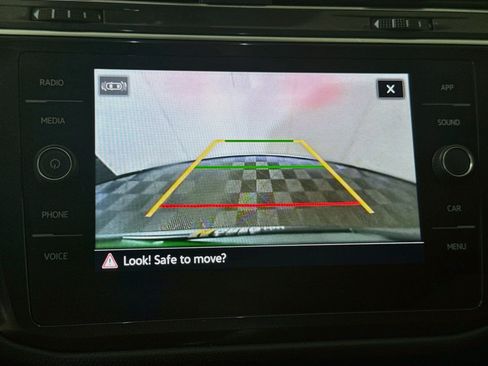 Used 2021 Volkswagen Tiguan SE w/ Panoramic Sunroof Package AWD/4WD image 19
