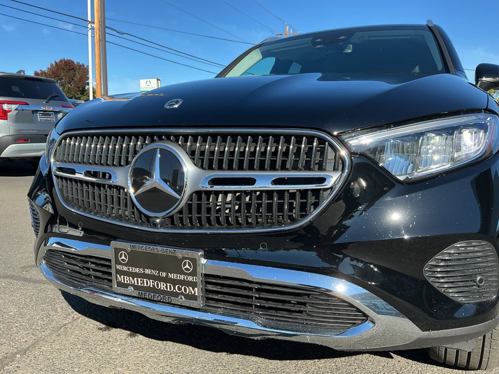 Used 2025 Mercedes-Benz GLC 350e 4MATIC w/ Driver Assistance Package image 11