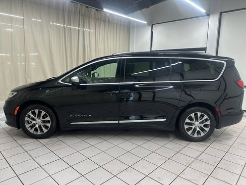 Used 2025 Chrysler Pacifica Pinnacle image 10
