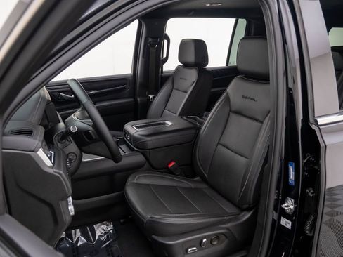 Used 2023 GMC Yukon XL Denali image 17