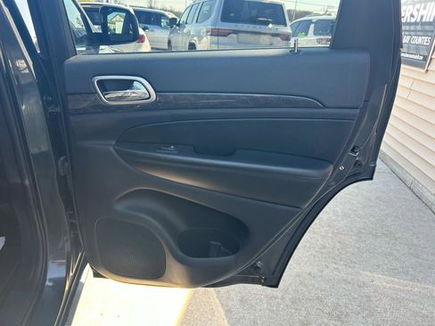 Used 2011 Jeep Grand Cherokee Laredo image 16