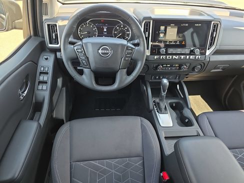 Used 2025 Nissan Frontier SV w/ SV Convenience Package RWD image 12