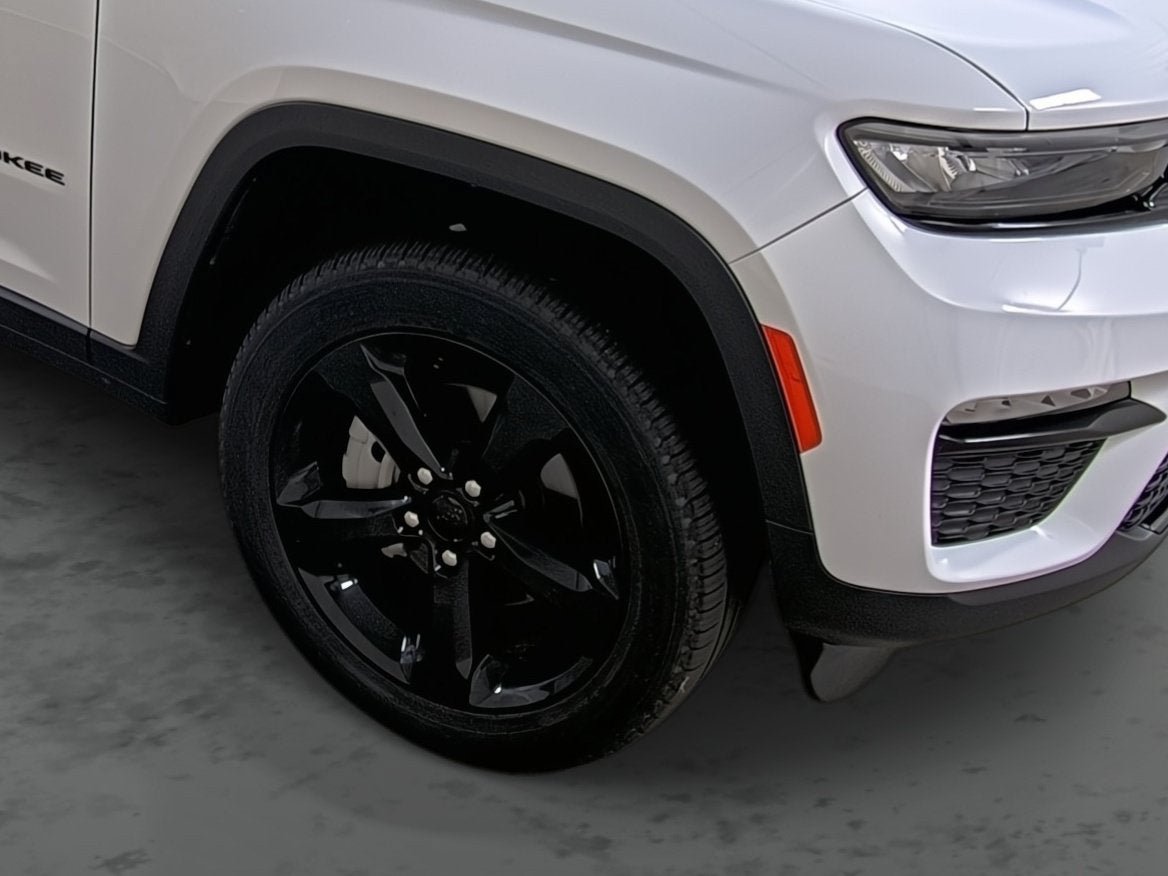 Used 2025 Jeep Grand Cherokee Limited w/ Black Appearance Package AWD/4WD image 14