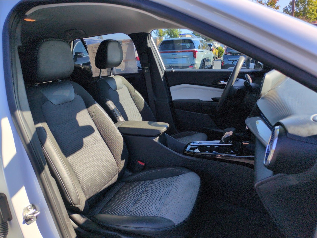 Used 2025 Chevrolet Trax LT FWD image 25