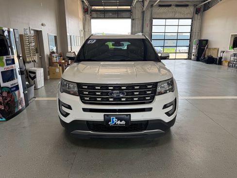 Used 2017 Ford Explorer Limited w/ Equipment Group 301A AWD/4WD image 3