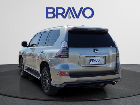 Used 2023 Lexus GX 460 Premium w/ Accessory Package AWD/4WD image 3