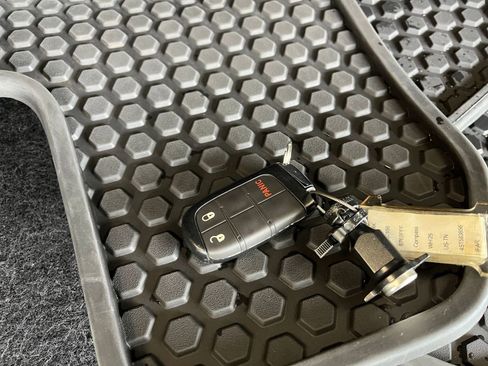 Used 2025 Jeep Compass Trailhawk AWD/4WD image 21