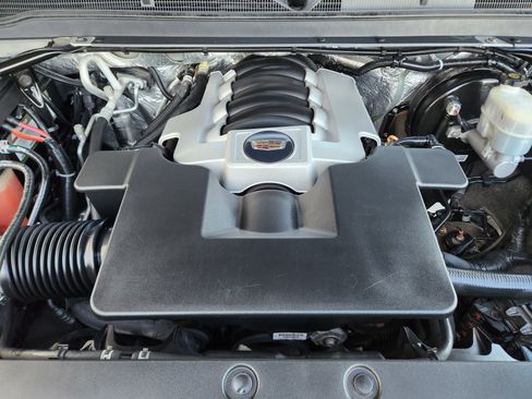 Used 2017 Cadillac Escalade Luxury image 32