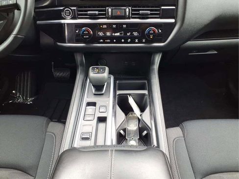 Used 2024 Nissan Pathfinder SV image 11