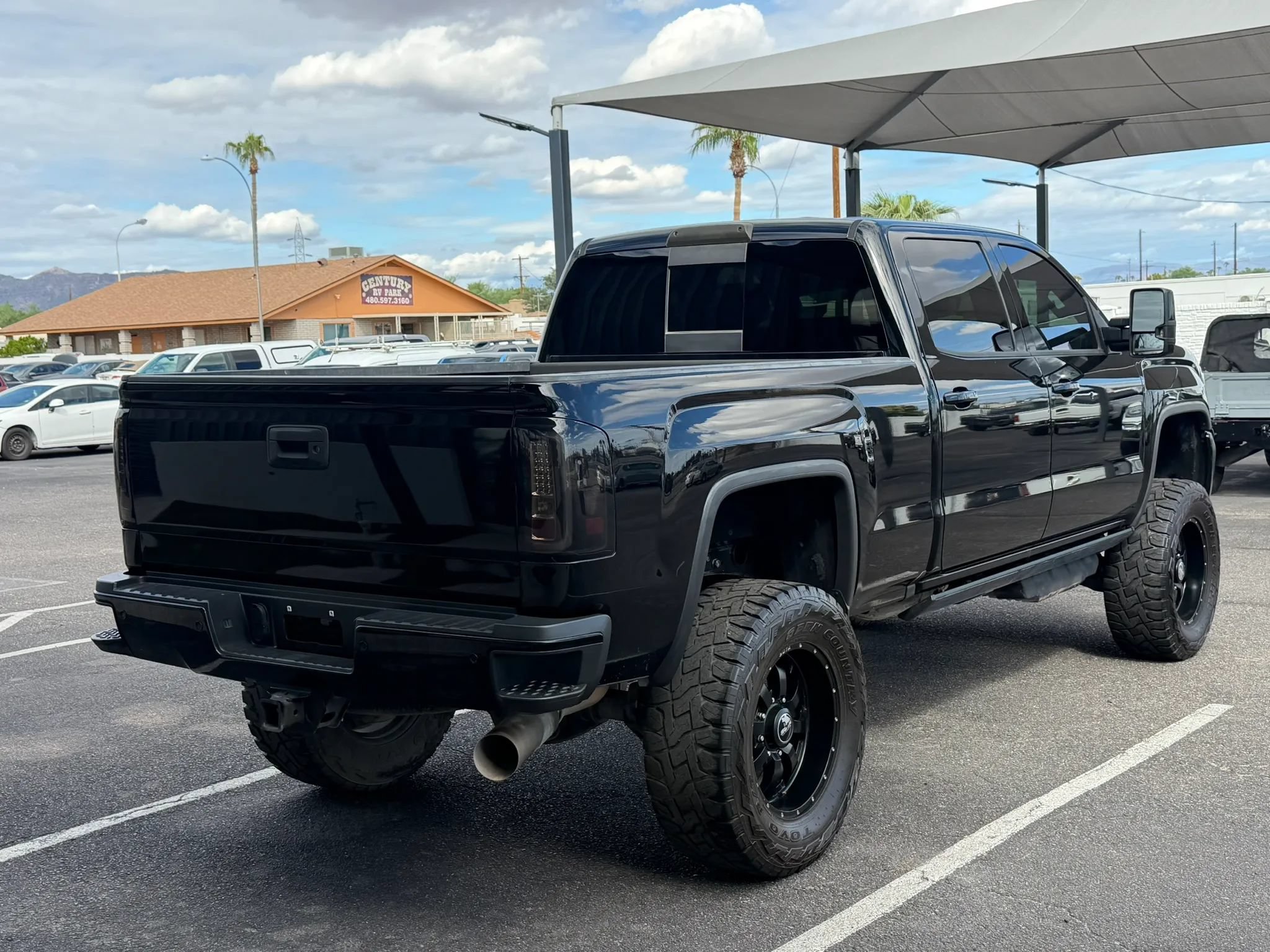 Used 2017 GMC Sierra 2500 Denali w/ Duramax Plus Package AWD/4WD image 11