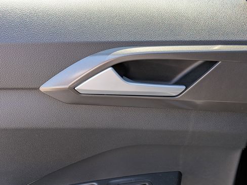 Used 2025 Volkswagen Taos SE image 27