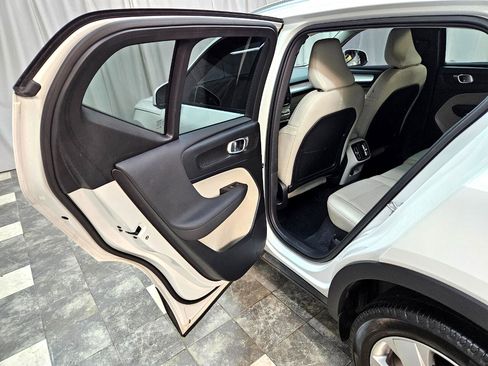 Used 2022 Volvo XC40 T5 Momentum image 11