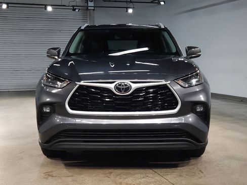 Used 2024 Toyota Highlander XLE image 2