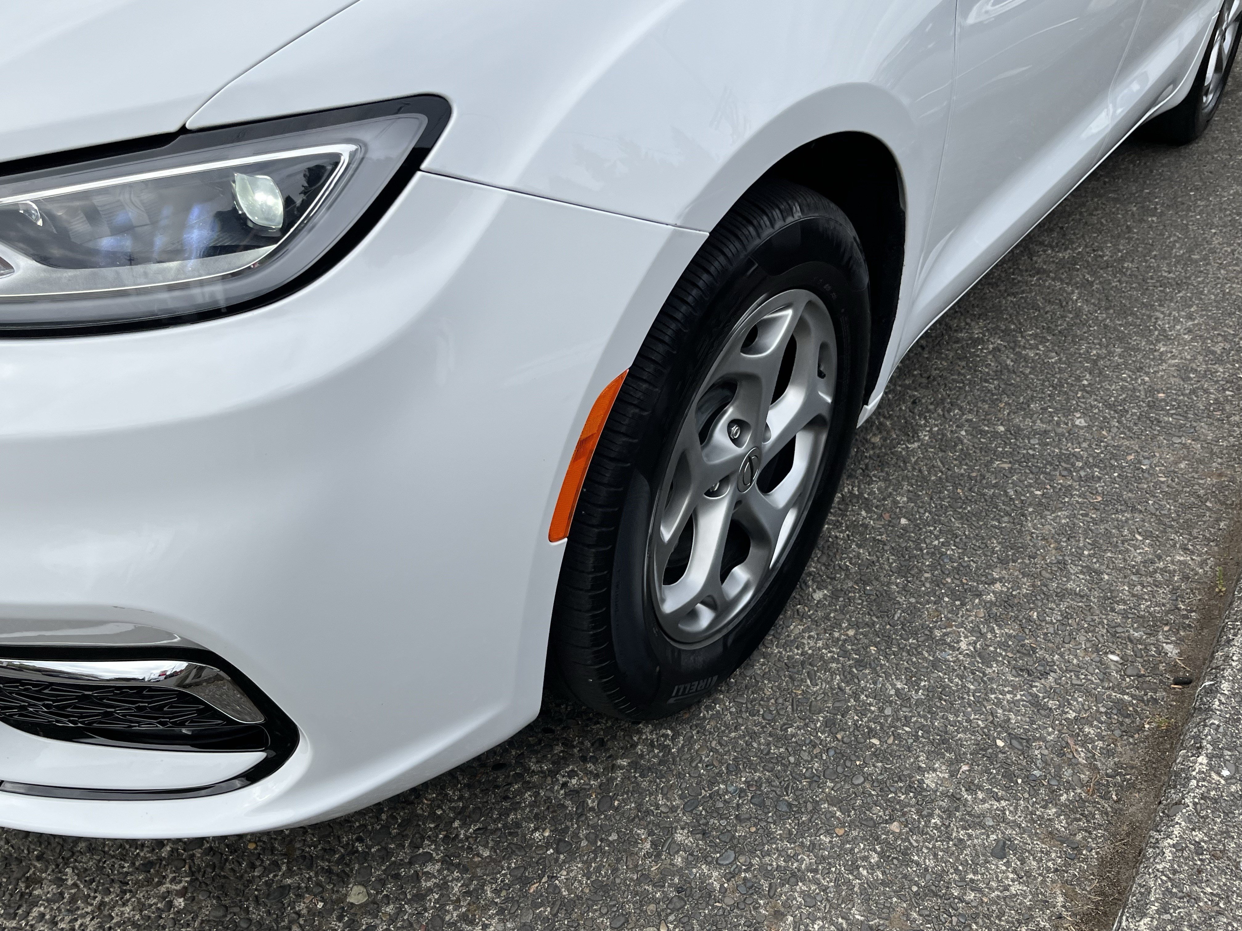 Used 2024 Chrysler Pacifica Limited FWD image 9