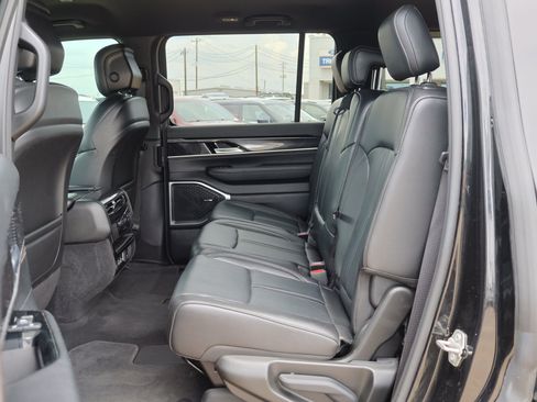 Used 2023 Jeep Wagoneer 4WD image 30