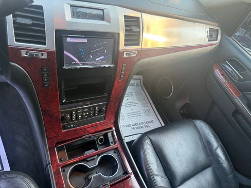 Used 2011 Cadillac Escalade AWD image 49