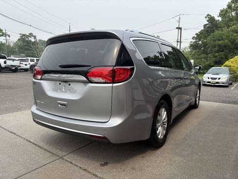 Used 2018 Chrysler Pacifica Touring-L FWD image 14