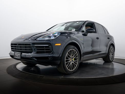 Certified 2023 Porsche Cayenne Platinum Edition image 1