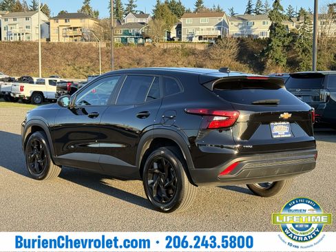 Used 2025 Chevrolet Trax LS w/ LS Convenience Package image 3