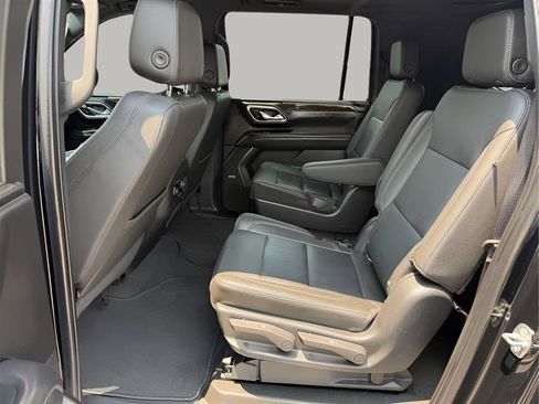 Used 2022 Chevrolet Suburban LT w/ LT Signature Package RWD image 30
