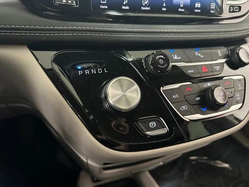 Certified 2024 Chrysler Pacifica Select image 27
