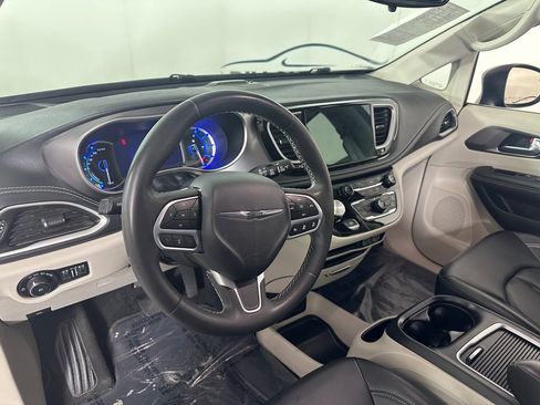 Used 2023 Chrysler Pacifica Touring-L FWD image 18