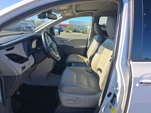 Used 2019 Toyota Sienna XLE w/ XLE Navigation Package AWD/4WD image 9