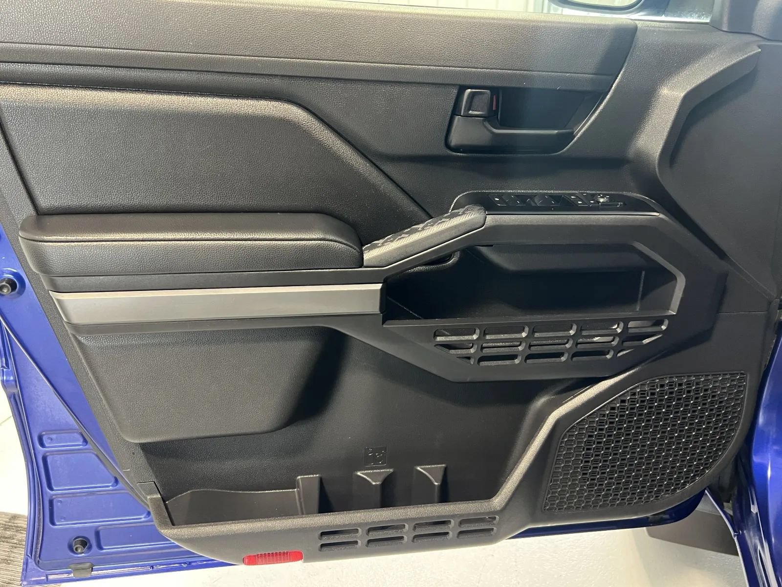 Used 2025 Toyota Tacoma SR5 AWD/4WD image 28