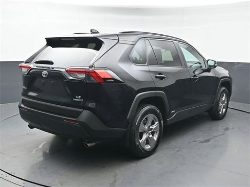 Used 2022 Toyota RAV4 LE image 5