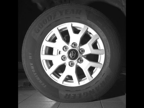 Certified 2025 Toyota Tacoma SR5 AWD/4WD image 9