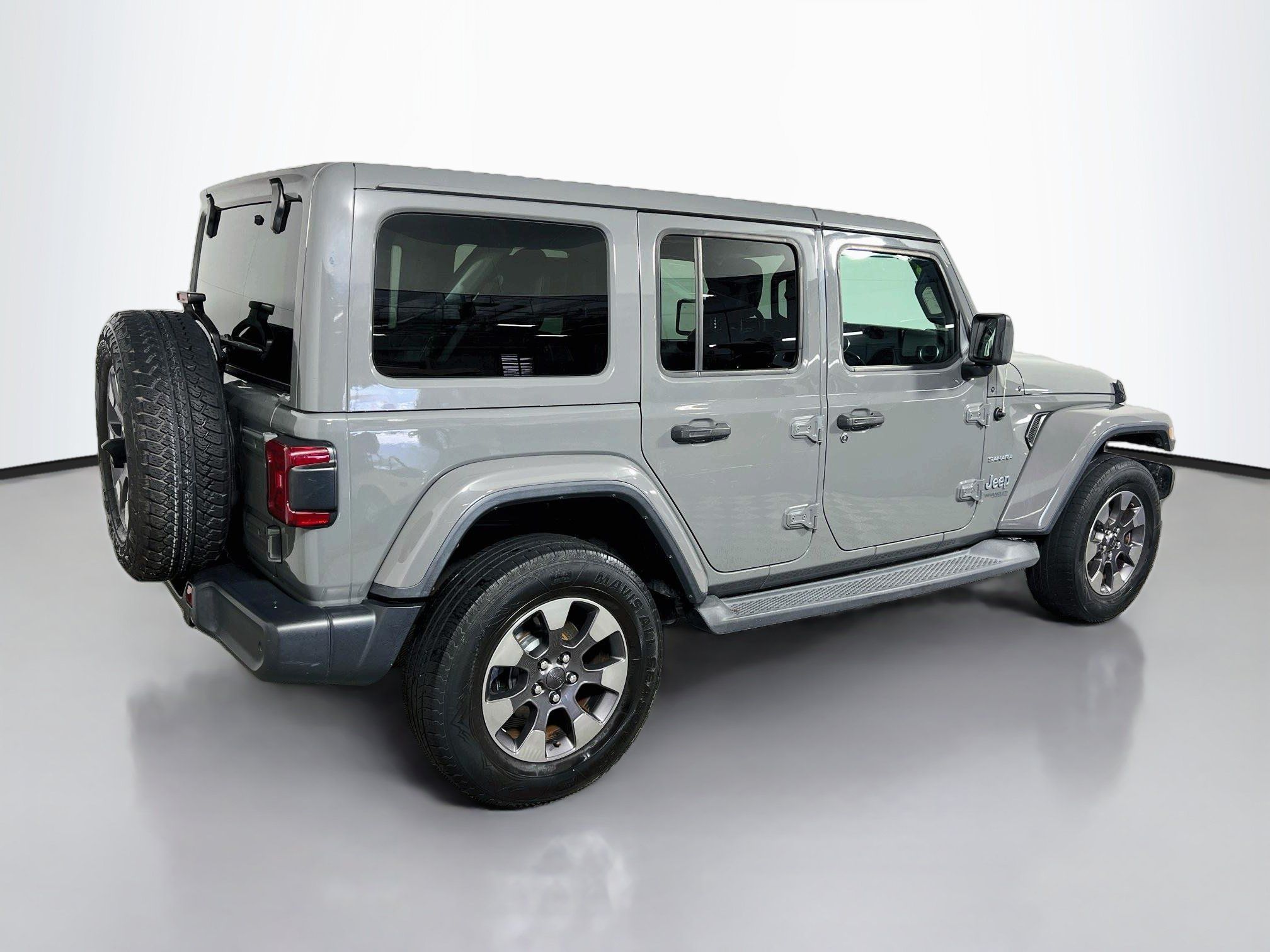 Used 2018 Jeep Wrangler Unlimited Sahara AWD/4WD image 4