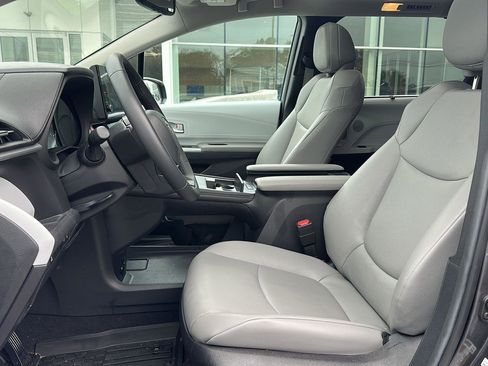 Used 2025 Toyota Sienna XLE w/ XLE Plus Package AWD/4WD image 9