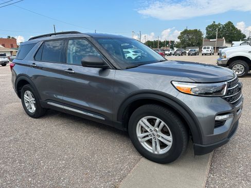 Used 2024 Ford Explorer XLT w/ Equipment Group 202A AWD/4WD image 8