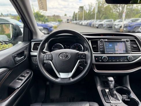Used 2019 Toyota Highlander XLE AWD/4WD image 24