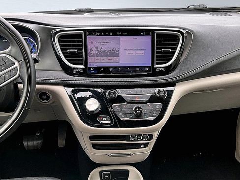 Used 2022 Chrysler Pacifica Touring-L w/ Uconnect Theater Family Group image 6
