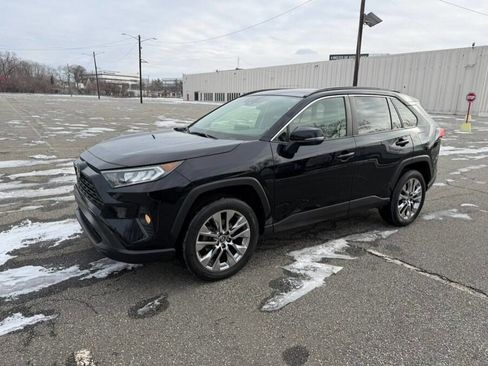 Used 2019 Toyota RAV4 XLE Premium image 4