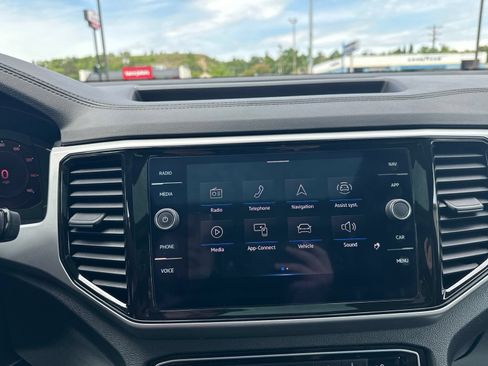Certified 2022 Volkswagen Atlas Cross Sport SEL R-Line AWD/4WD image 67