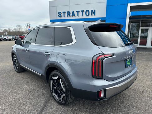 Used 2025 Kia Telluride EX w/ EX Captain's Chair Package image 5
