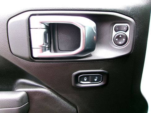 Used 2025 Jeep Gladiator Mojave w/ Safety Group AWD/4WD image 9