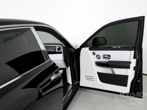 Certified 2025 Rolls-Royce Phantom Sedan image 33