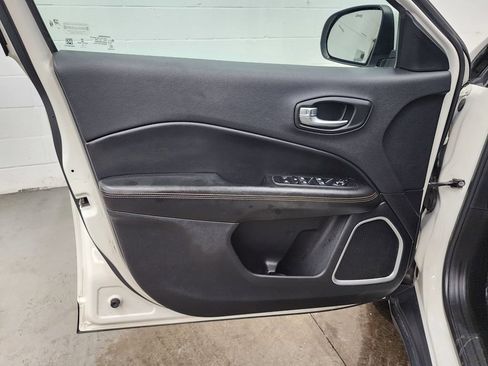 Used 2018 Jeep Compass Limited AWD/4WD image 9