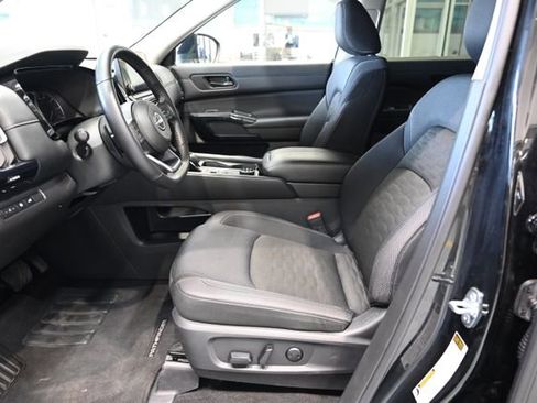 Used 2025 Nissan Pathfinder SV image 9