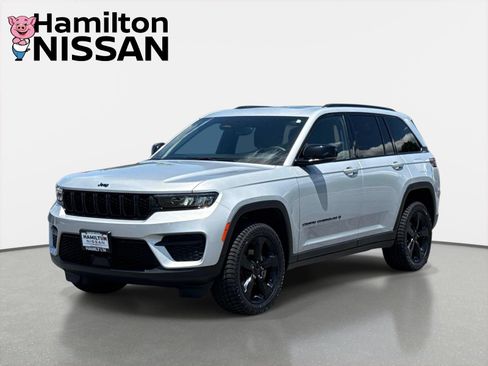 Used 2023 Jeep Grand Cherokee Altitude AWD/4WD image 5