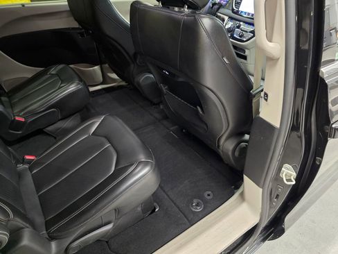 Certified 2023 Chrysler Pacifica Touring-L FWD image 31
